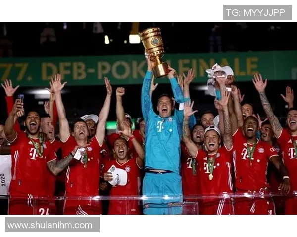 足球球星手捧冠军奖杯庆祝胜利瞬间展现荣耀与激情